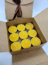 Lade das Bild in den Galerie-Viewer, 18er Geschenkbox - Teelichter aus Bienenwachs - versch. Muster
