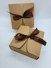 Lade das Bild in den Galerie-Viewer, 18er Geschenkbox - Teelichter aus Bienenwachs - versch. Muster