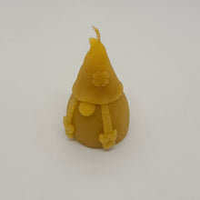 Lade das Bild in den Galerie-Viewer, Verschiedene Wichtel Kerzen, aus 100% Bienenwachs