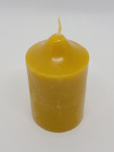 Lade das Bild in den Galerie-Viewer, Stumpenform glatt/glänzend, Kerze aus 100% Bienenwachs
