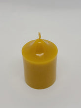 Lade das Bild in den Galerie-Viewer, Stumpenform glatt/glänzend, Kerze aus 100% Bienenwachs