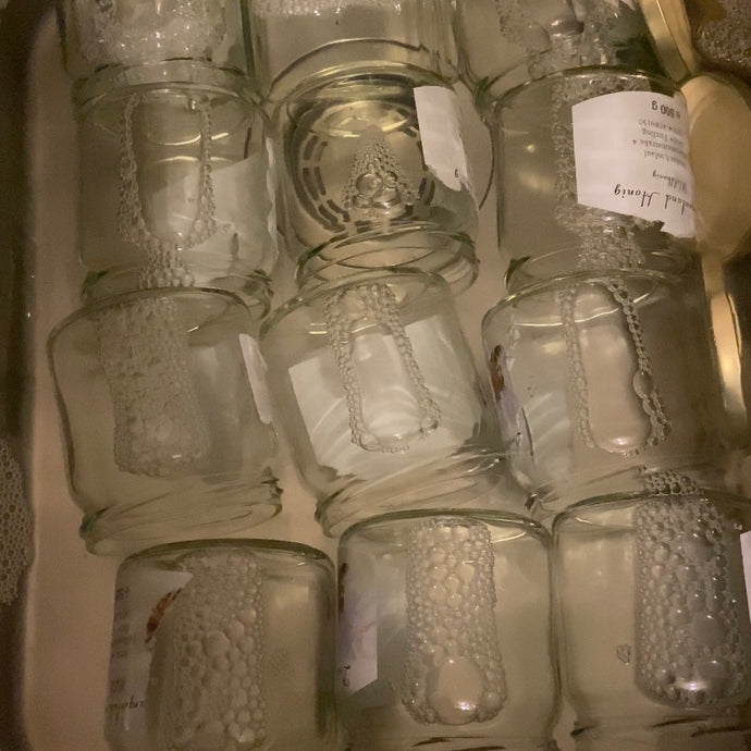 Etiketten-Reste vom Glas entfernen - unsere Mehrweggläser nehmen wir gerne zurück