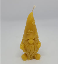 Lade das Bild in den Galerie-Viewer, Verschiedene Wichtel Kerzen, aus 100% Bienenwachs
