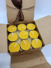 Lade das Bild in den Galerie-Viewer, 18er Geschenkbox - Teelichter aus Bienenwachs - versch. Muster
