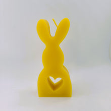 Lade das Bild in den Galerie-Viewer, Bienenwachskerze Hase Silhouette mit Herz, aus 100% Bienenwachs
