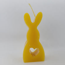Lade das Bild in den Galerie-Viewer, Bienenwachskerze Hase Silhouette mit Herz, aus 100% Bienenwachs
