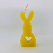 Lade das Bild in den Galerie-Viewer, Bienenwachskerze Hase Silhouette mit Herz, aus 100% Bienenwachs
