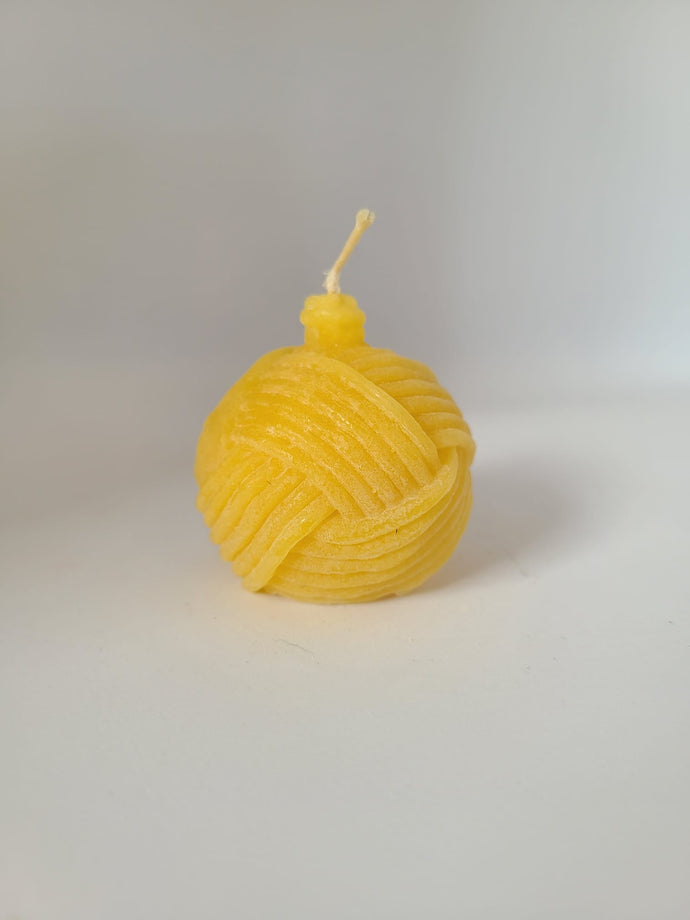 Bienenwachskerze mit Weihnachtskugel Geflecht, aus 100% Bienenwachs