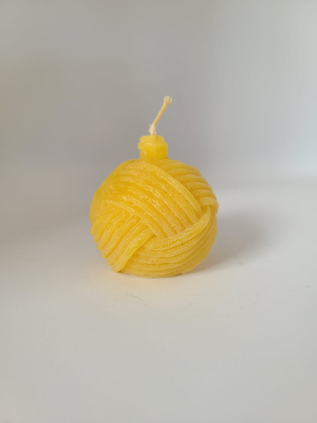 Bienenwachskerze mit Weihnachtskugel Geflecht, aus 100% Bienenwachs