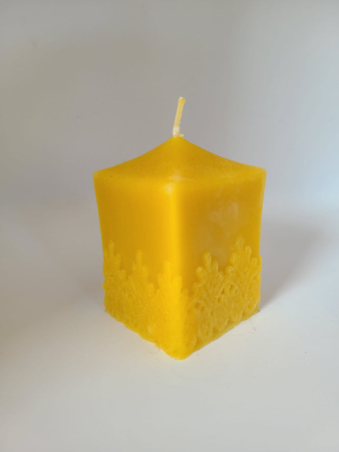 Bienenwachskerze mit Würfel mit Spitze, aus 100% Bienenwachs