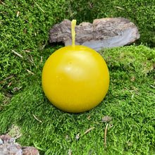 Lade das Bild in den Galerie-Viewer, Kugel Ø 6,5 cm Bienenwachskerze
